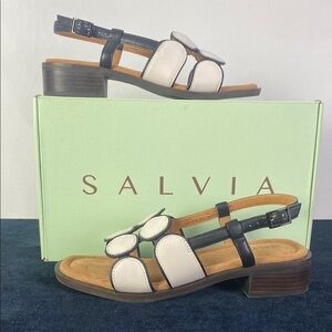 Blk Wh Circle Low Heel Sandals